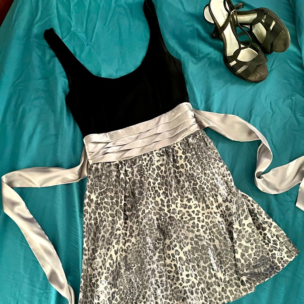 Juniors Knee Length Silver Cheetah Print Dress